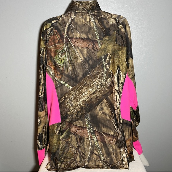 Mossy Oak Women’s 1/4 Zip Pullover Camouflage and Hot Pink - Picture 2 of 5